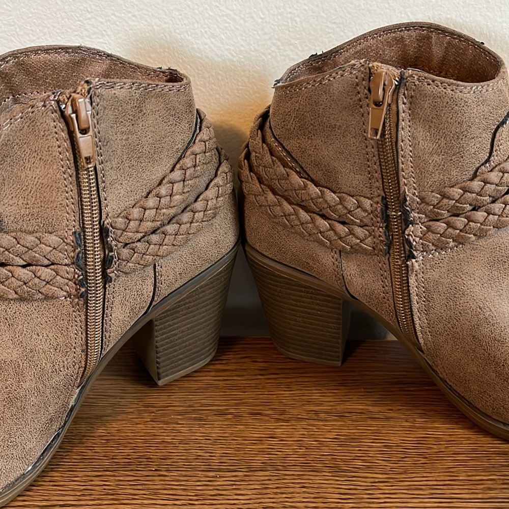 Fall Women’s Ankle Booties Heels Braided Buckle Details Size 8.5 - Picture 4 of 10